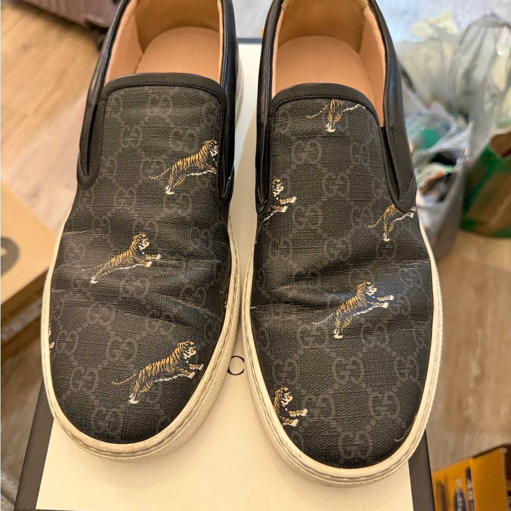 Gucci Black Tiger Motif Men's Loafers